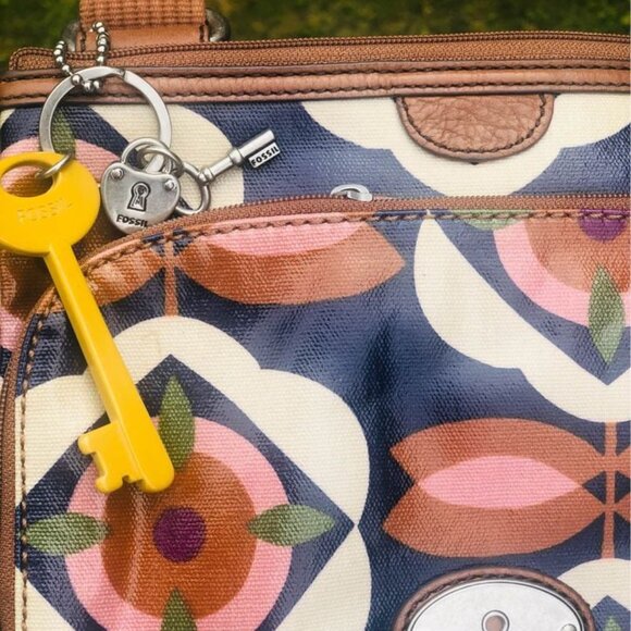 ✨ LIKE NEW Fossil Key-Per Top Zip Coated Canvas Crossbody Bag ✨ - Picture 3 of 8